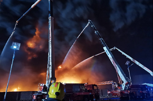 bti体育数十辆举高喷射消防车接济河北沧州南大港产业园区火警