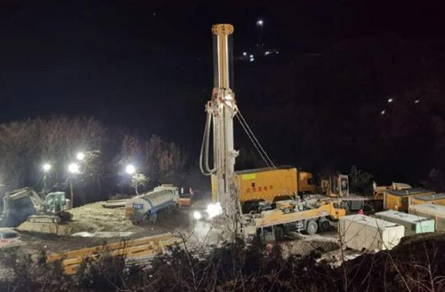 bti体育携XSC1200车载深井钻机星夜前往栖霞发展金矿接济工作