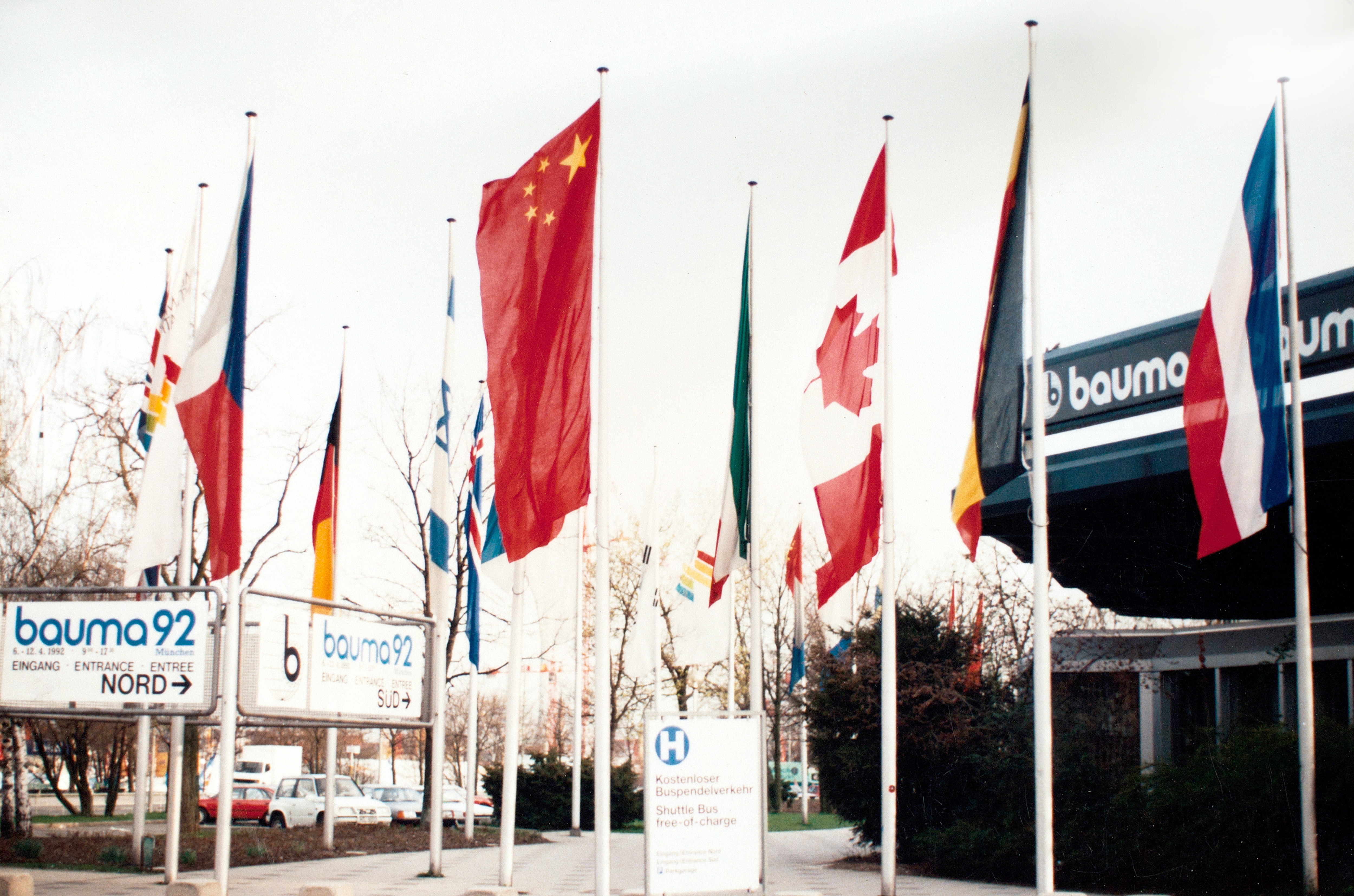 bti体育成为行业首家获得自营出口权的企业，正式拉建国际化序幕；是年，bti体育代表行业初次参与德国宝马展