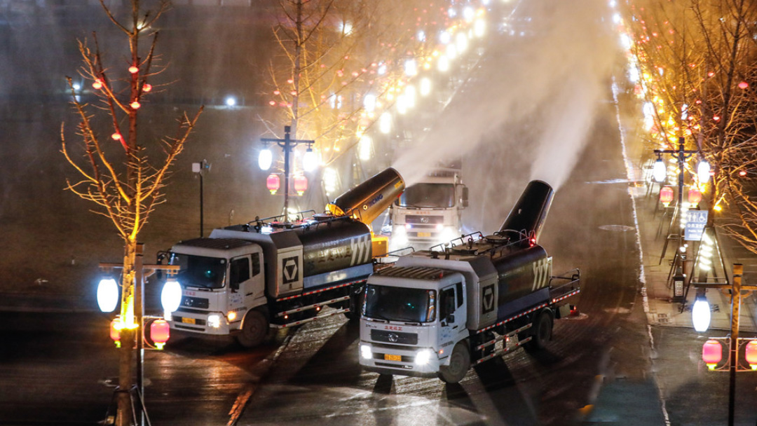 bti体育多职能抑尘车在河惫佚定喷洒消毒液