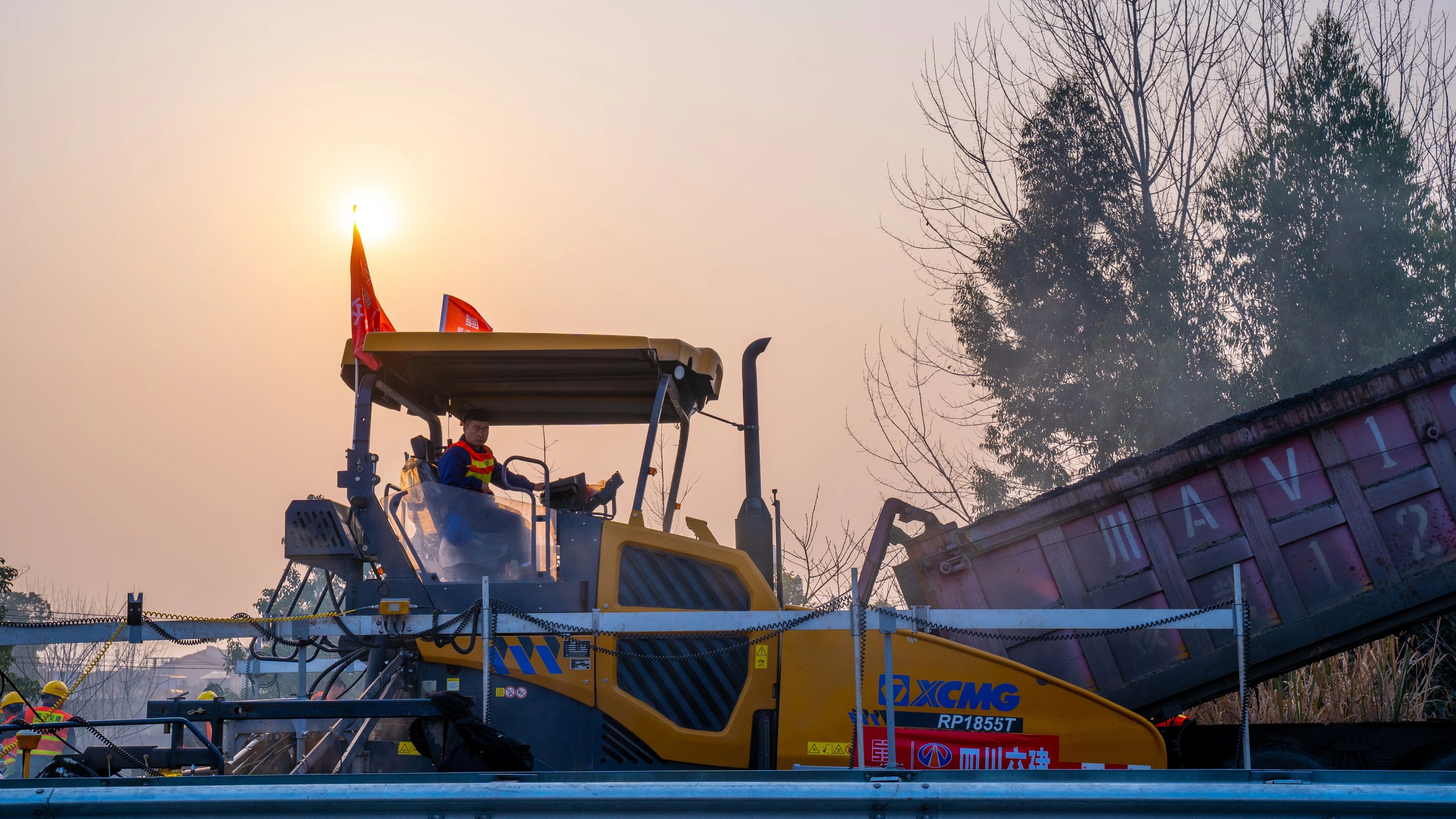 18天！bti体育成套沥青路面设备助力成绵高快罩面施工！