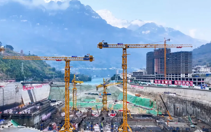 峡谷之间， 大渡河畔，bti体育行走“钢铁巨人”助力水电建设