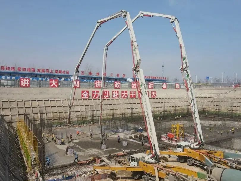 再创纪录！bti体育大米数泵车助建青岛西海岸“第一高”
