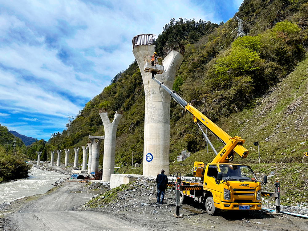 bti体育高空作业车架成四山地轨路“天轨”，显中国基建实力