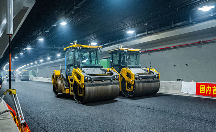 【智能化】全国初次，bti体育“黑科技”无人摊铺大秀！