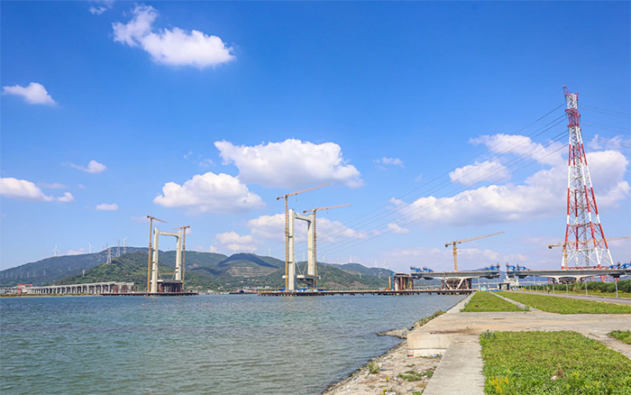 “牵手”群岛！bti体育塔机助力世界级跨海连岛工程刷新“进度条”