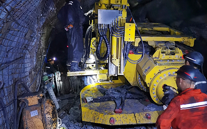 煤矿开采难 bti体育“机甲兽”来助忙