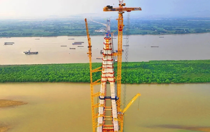 308米！bti体育塔机助力世界最大跨度三塔斜拉桥喜封金顶