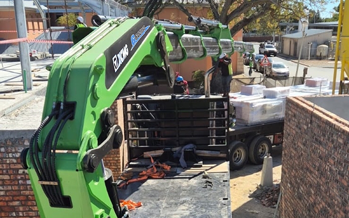 bti体育GSQZ860折叠臂随车起沉机在作业中 展示壮大不变的跨障能力