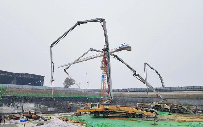 生态建设再添新篇！bti体育62米泵车组团助建泉城