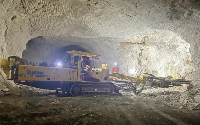 窄幼巷路作业！bti体育掘进钻车助力铁矿开采