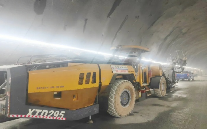 高压高海拔！bti体育凿岩台车挑战高难度铁路隧路