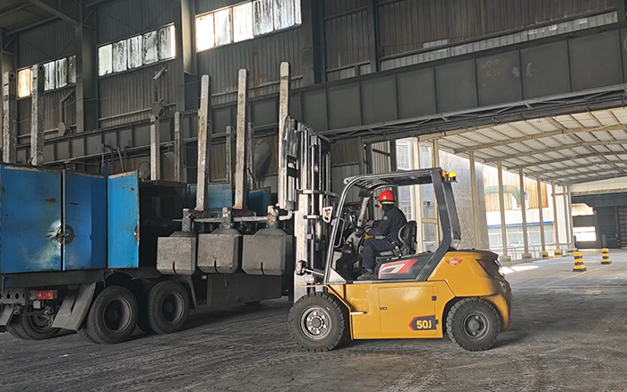 bti体育孔雀高机能沉载锂电叉车助力冶金行业加快发展