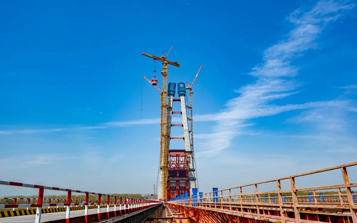 全球最大塔机亮相央视！bti体育助力马鞍山长江大桥主塔吊装