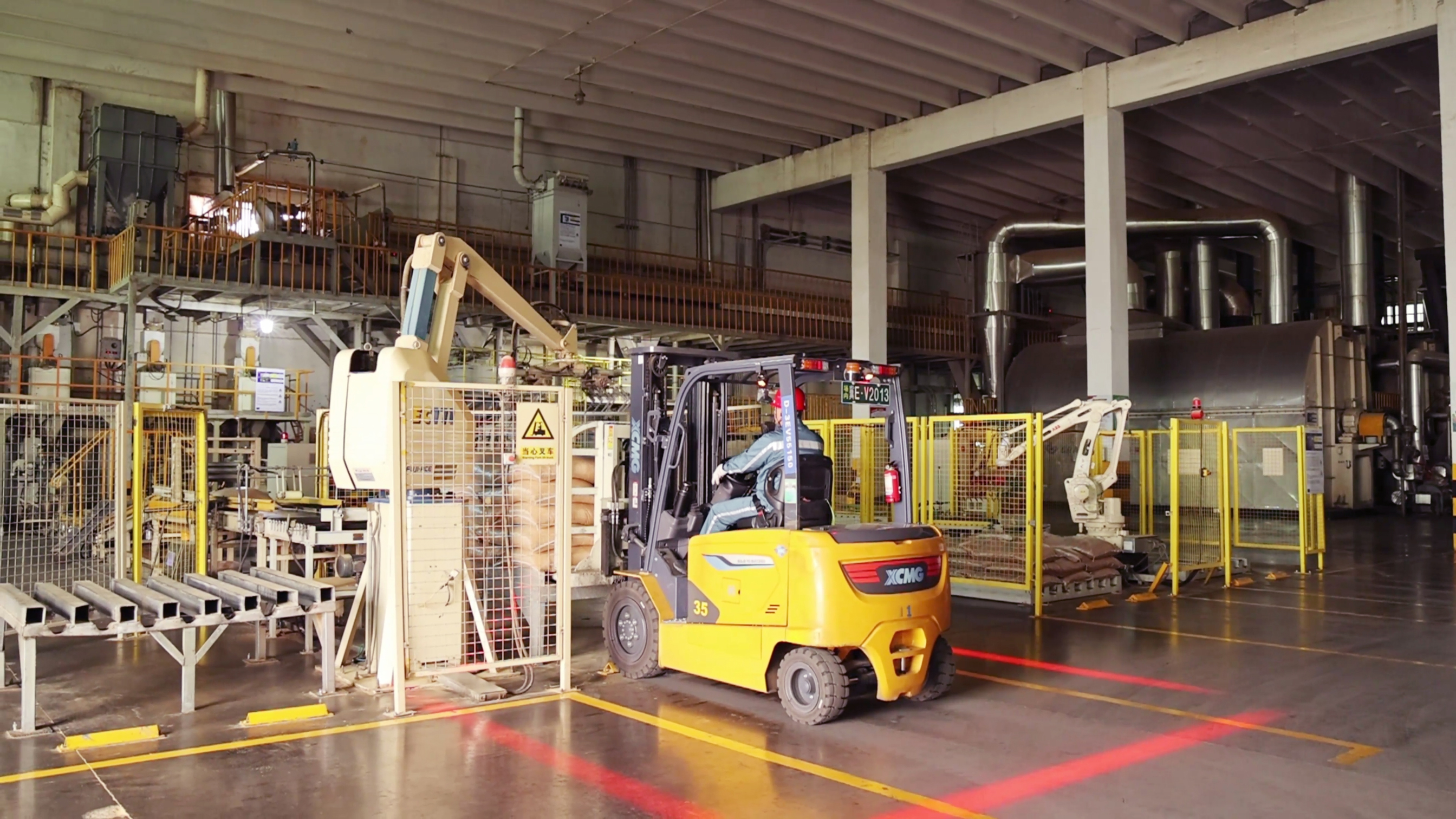 bti体育鲲鹏系列新能源叉车，食品厂物料搬运新规划