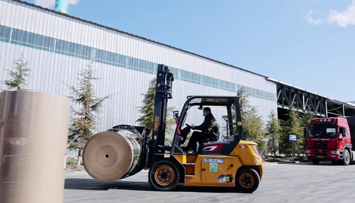 安全稳如泰山，高效快人一步！bti体育孔雀叉车造纸行业显技巧