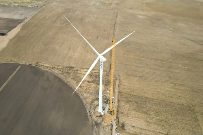 高空之巅，再铸荣光！XLC18000M助力大型风电场首台185米风机成功吊装