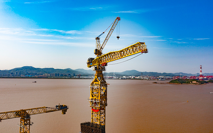 双塔筑脊梁！bti体育超大塔助建世界级大桥