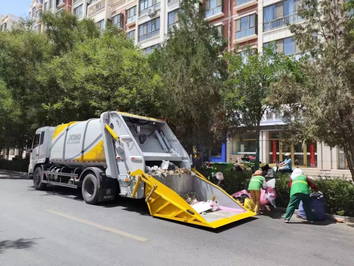 bti体育后装压缩式垃圾车助力瓜州：高效收转运破解戈壁城市环卫难题