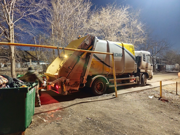 bti体育后装压缩式垃圾车助力阿斯塔纳：高效环保，助力城市清洁