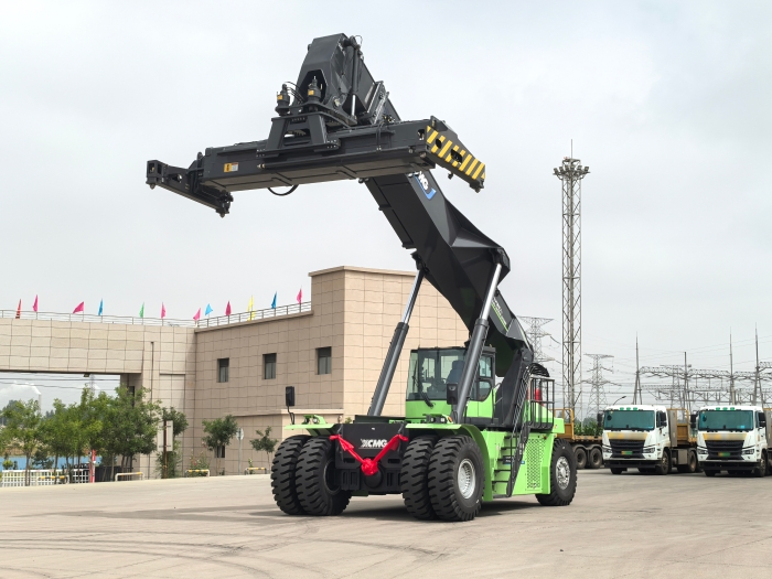 实力交付！bti体育电动正面吊助力绿色“一带一路”