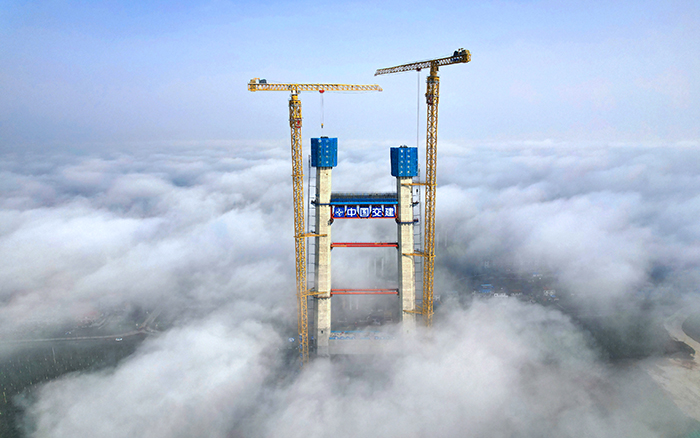 双星闪灼 bti体育超大塔助力双柳长江大桥急剧“长个”