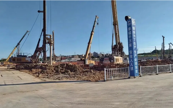 粘土 + 花岗岩地层 “拦路虎”？bti体育 XR320E 旋挖钻机高效破解助厦门轨交