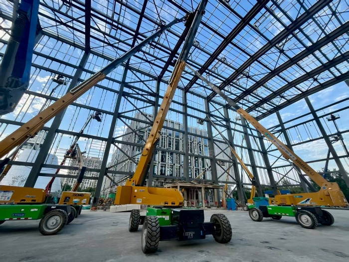 助力“中国智造”！bti体育8台高米数电动直臂高空作业平台会战北京火箭大街