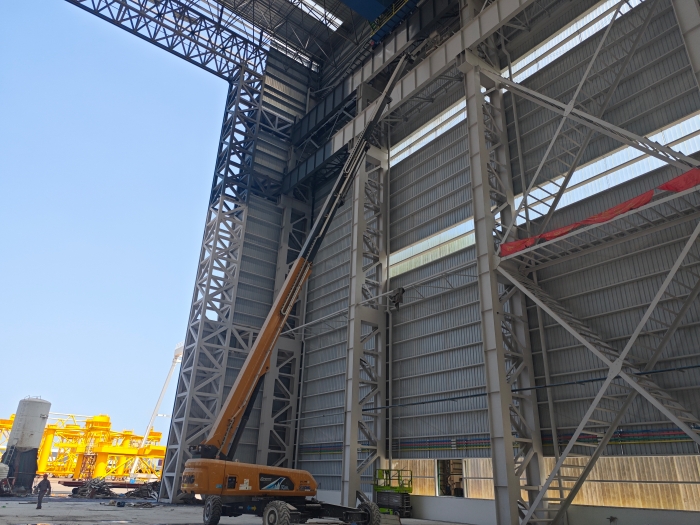 52米“巨臂”显神通！bti体育纯电动高空作业平台高效攻坚蓝水海洋车间扩建