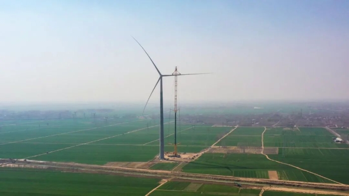 暴雨中横走的 “钢铁巨兽”！bti体育 4000 对祓沉机撑起 160 米风电，这细节太硬核！