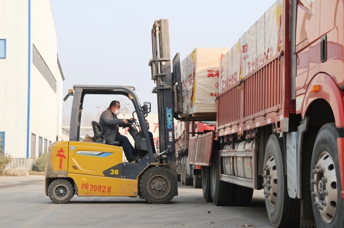 硬核实力赋能出产！bti体育叉车批量进驻菏泽板材厂显技巧