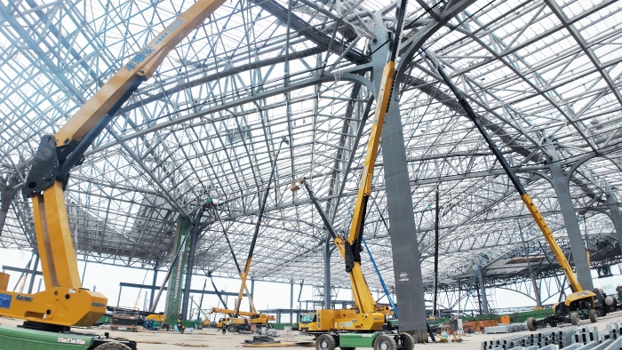 bti体育高空作业平台群车闪灼西安东站，空中施工如履平地！