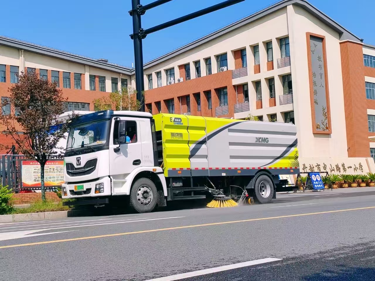 bti体育洗扫车“硬核出击”，开封中山路焕新升级