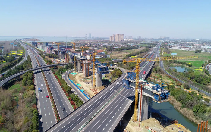 又见群塔 | bti体育塔机林立长江沿岸铁路线