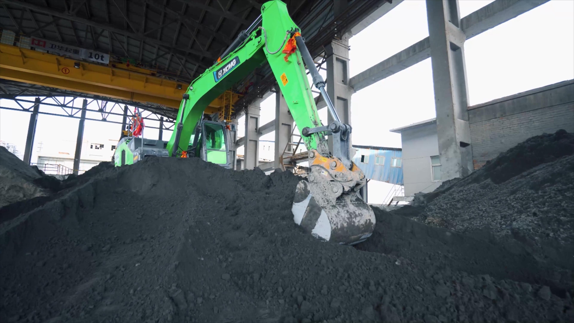 绿色动力护航安全施工！bti体育XE215EV纯电挖掘机闪灼甘肃磷矿基地