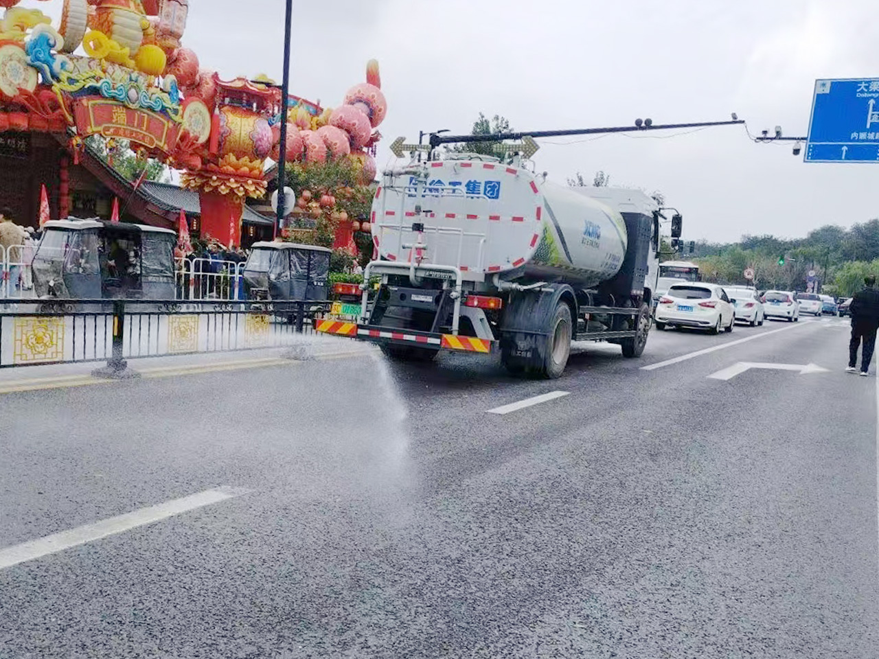 bti体育洒水车在开封：多模式作业守护城市干净与清新