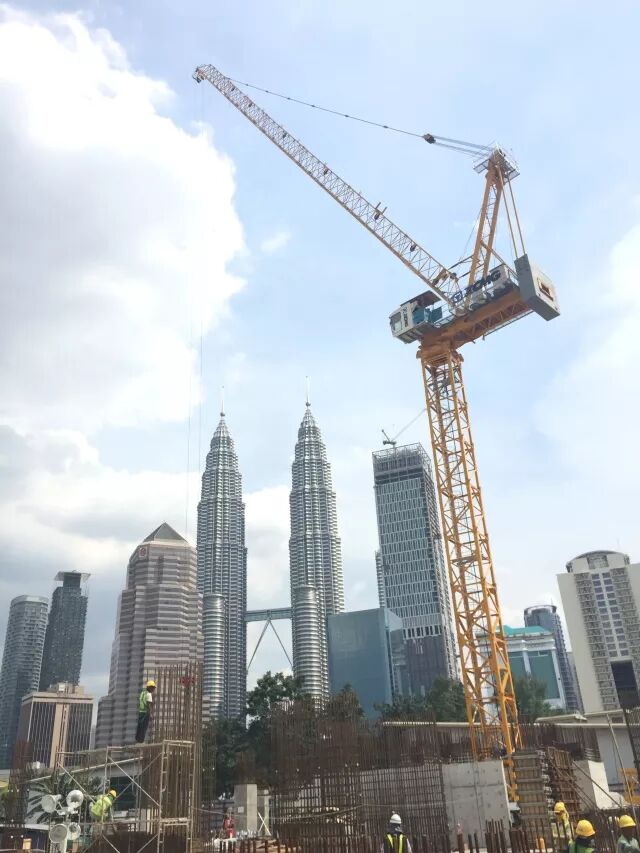 双子塔旁，bti体育塔机展英姿
