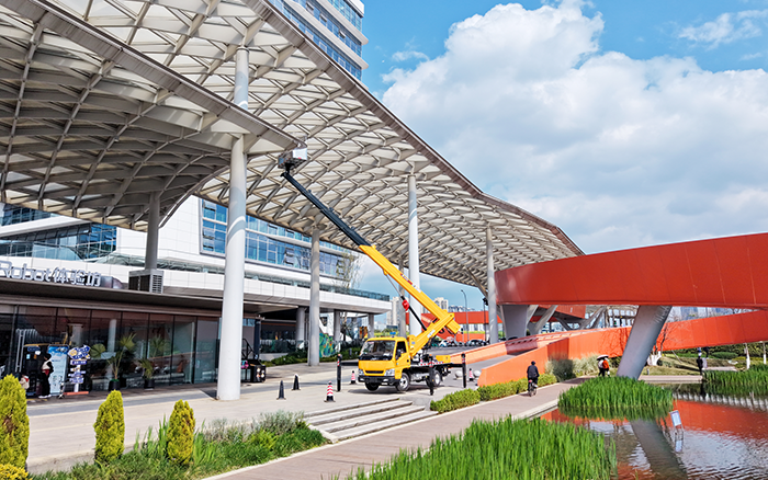 高空“精建”！bti体育M系列高空作业车为西南擦亮城市封面