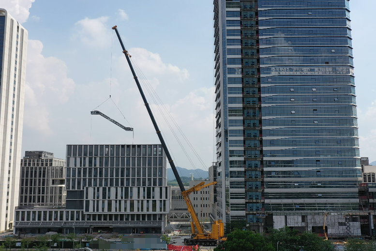 bti体育XCA1000G9-1以“智”破局，赋能城市复杂空间高效吊装