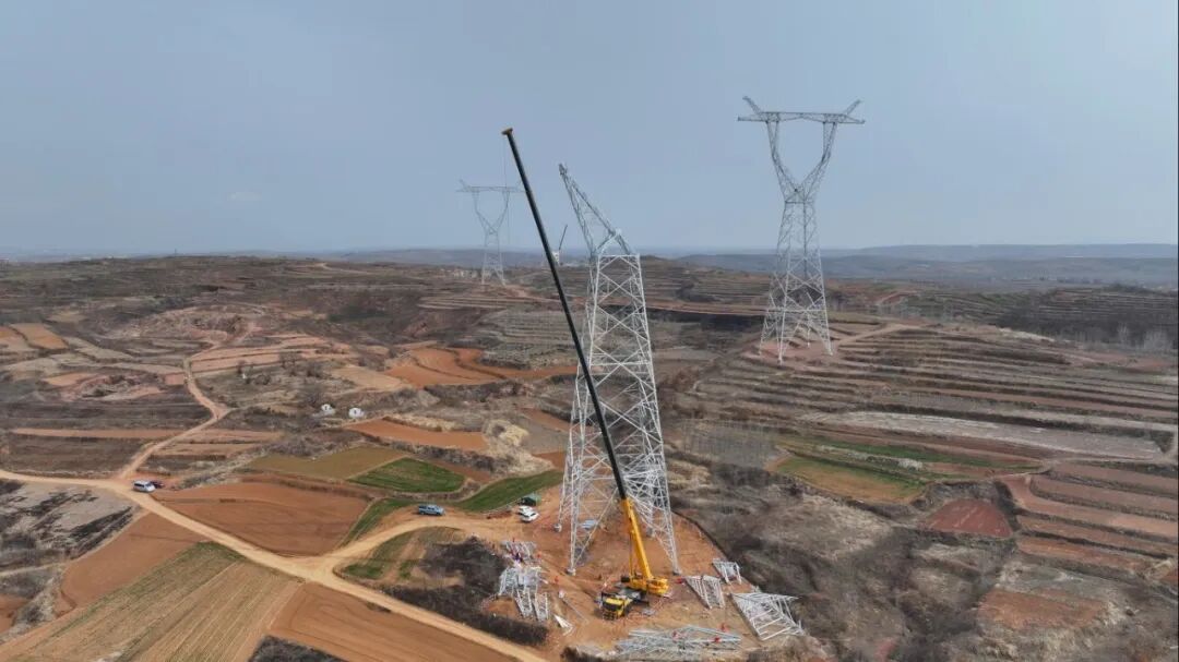 90米高空“搭积木”！bti体育XCT300G8-1若何“稳”赢特高压线塔？