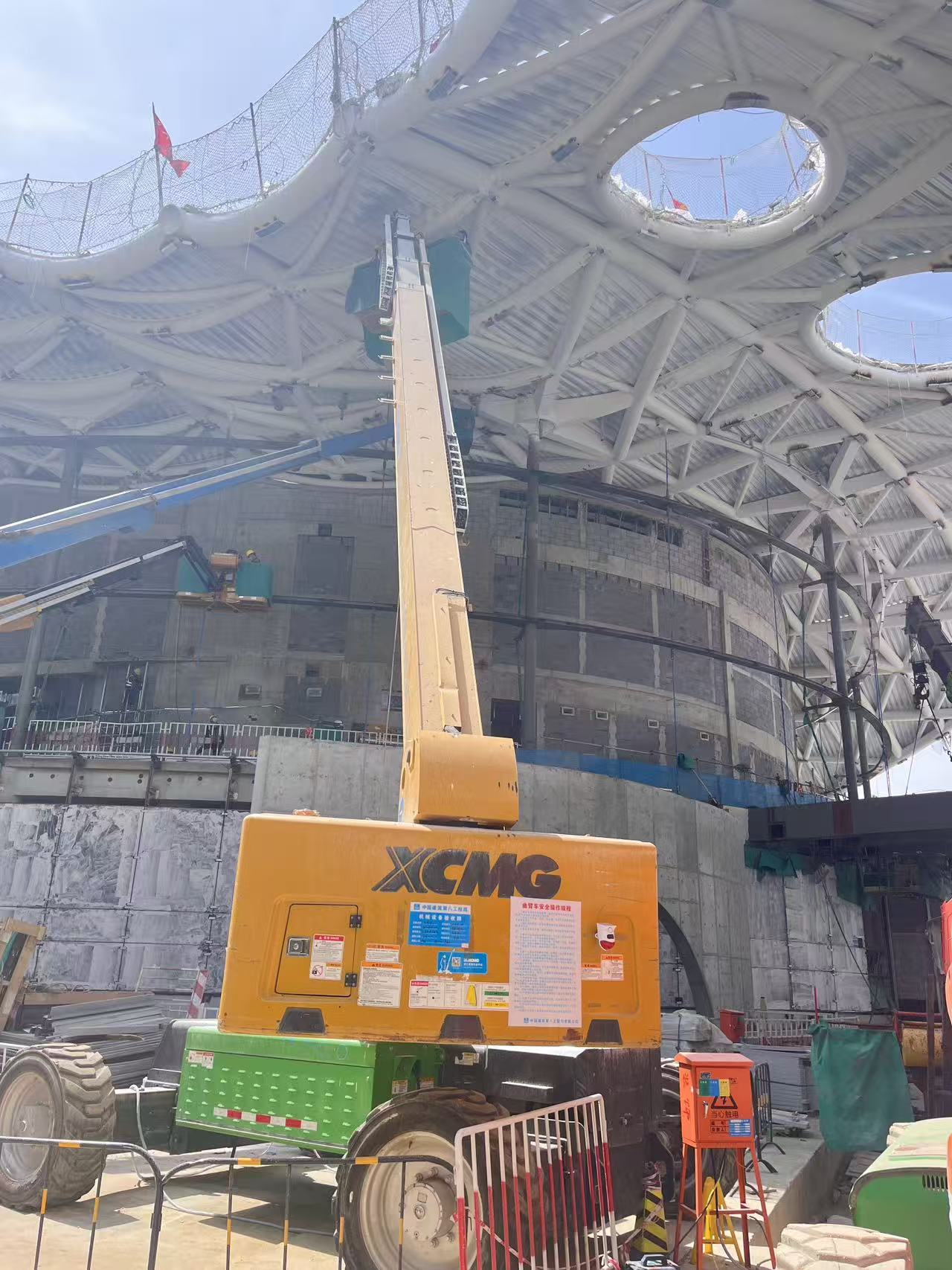 云端起舞！bti体育高空作业平台助力雄安“财富之门”幕墙精准“换装”
