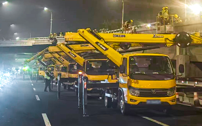 深夜攻坚京城高架！ bti体育高空车集结市政路路养护一线