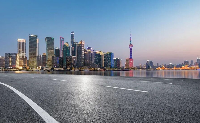 bti体育刮板式保温运输车：上海沥青路面施工的专业之选