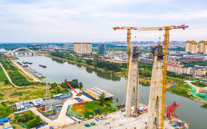 双塔封顶！bti体育搭起国内市政最宽钢箱梁桥